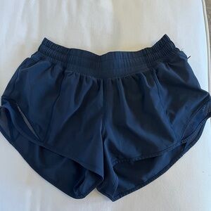 Lululemon hotty hot 2.5” shorts